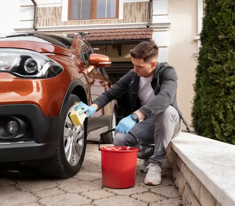 Lavage auto à domicile Saint-Sernin-du-Bois : professionnel intervenant sur un véhicule